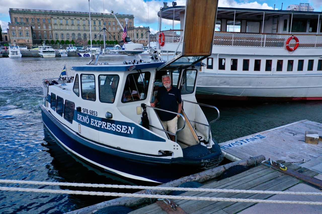 M/S EknöExpressen förtöjd vid en brygga i Stockholms skärgård